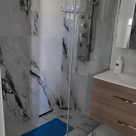 בית הארחה Miramare קרוטונה